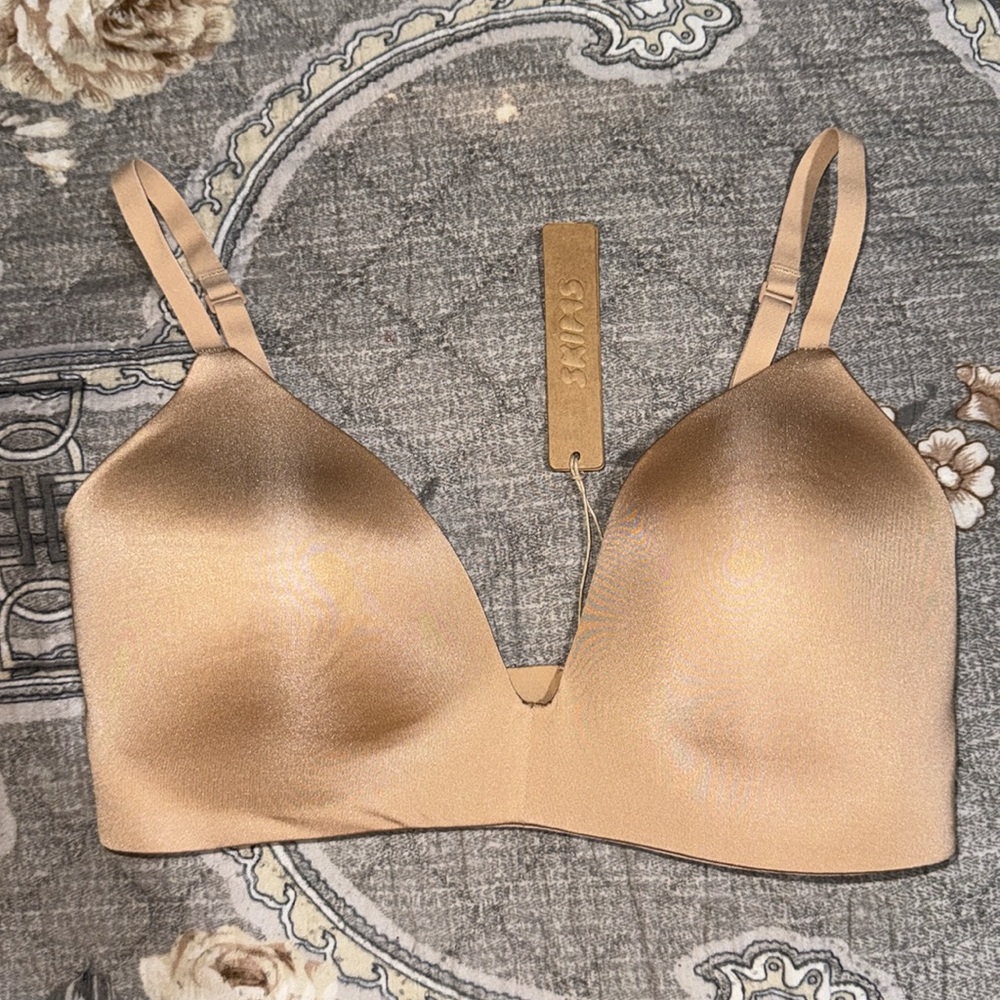 SKIMS WIRELESS FORM TSHIRT DEMI BRA